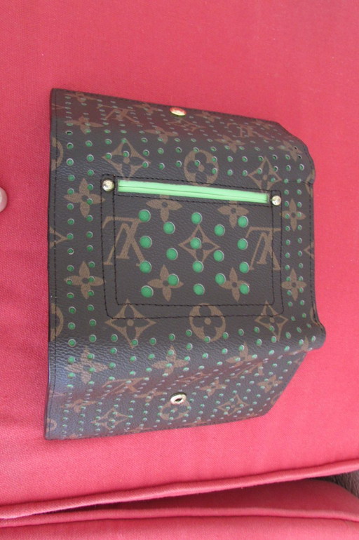 Porte feuille compact L.Vuitton,monogrammé perforé , intérieur vert