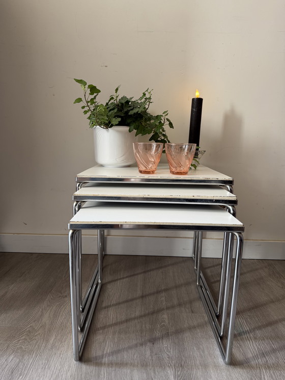 Image 1 of Mimi set Tavolini impilabili metà secolo bianchi con finiture cromate