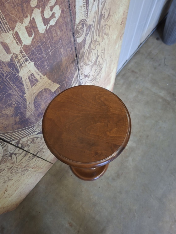 Image 1 of Klassischer Pflanzentisch mit Sockel in Walnussfarbe, Maße: Durchmesser der Tischplatte 2 Zoll, Höhe 86 cm.