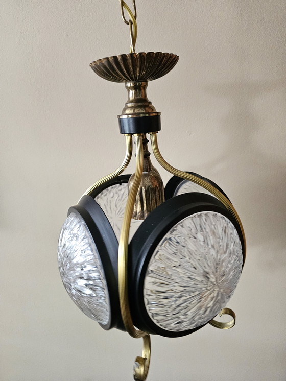 Image 1 of Lampada a sospensione vintage in ottone e nero con 4 paralumi in vetro