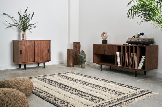 Image 1 of Mueble de nogal para tocadiscos y vinilos O-S12