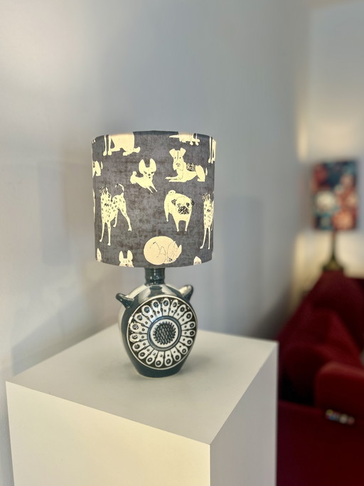 Une lampe de table sans fil très charmante, fabriquée à partir d'un vase en faïence des années 1950/60.