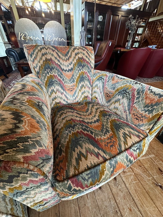 Image 1 of Sillones y otomanas Donghia - Retapizados con un colorido patrón de chevron