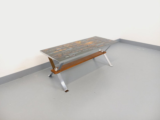 Image 1 of Vintage salontafel uit de jaren 60 en 70 van keramiek, verchroomd metaal en hout.
