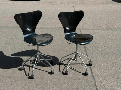 1/2 Arne Jacobsen Fritz Hansen Series 7 Swivel Chair