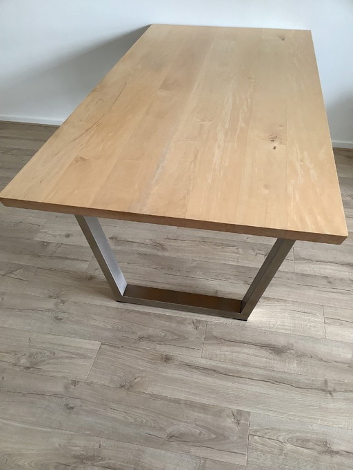 Design-Esstisch 100x200 cm, Tischplatte aus Massivholz und Gestell aus Edelstahl.