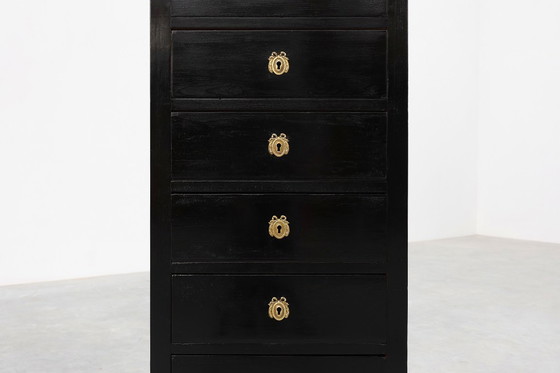Image 1 of Commode laquée noire de style Louis XV, XXe siècle, avec ferrures en laiton, France