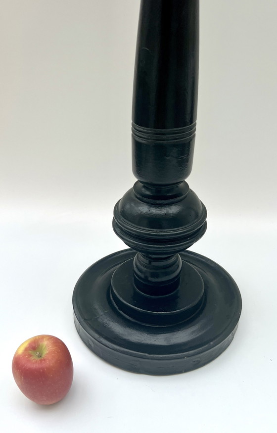 Image 1 of Gran candelabro/lámpara de pie antigua de madera, pintada de negro, aprox. 70 cm.