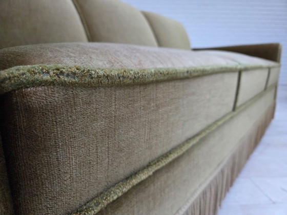 Image 1 of Deense 3-zitsbank uit de jaren 70, groen meubelvelours, poten van teakhout.