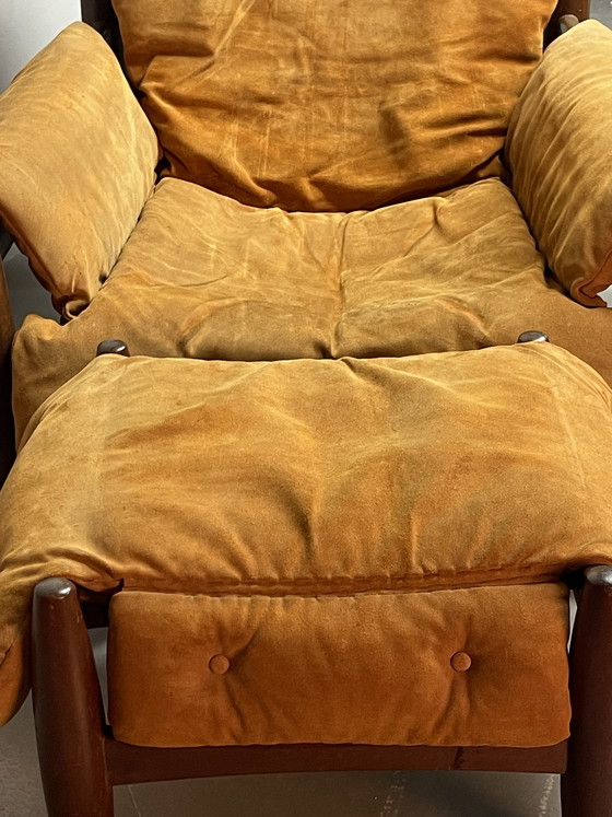 Image 1 of Sillón y reposapiés de mediados de siglo en color coñac, Sergio Rodríguez, años 70.