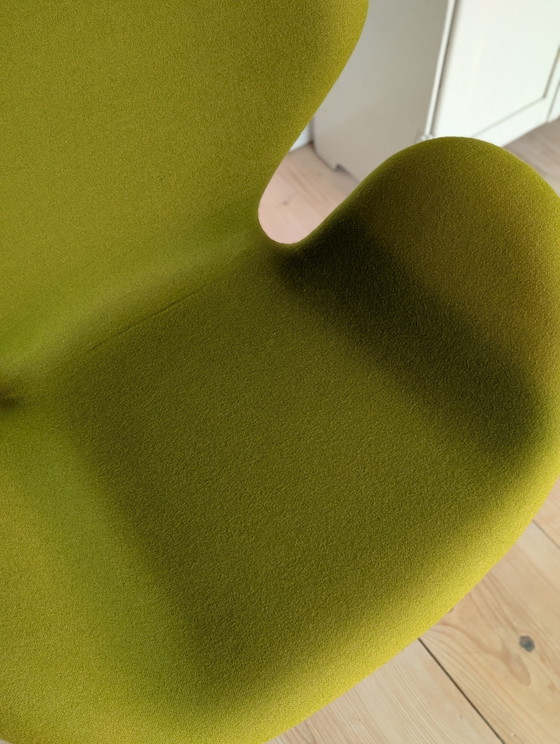 Poltrona vintage Swan in stile Arne Jacobsen – Verde – Base girevole in alluminio – Poltrone, Textile (photo 7 of 13)