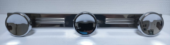 Image 1 of twee vintage verchroomde metalen jashaken