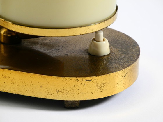 Image 1 of Lampe de table en laiton des années 1940, rare et magnifique, avec abat-jour en verre opale.