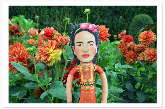 Image 1 of Scultura artistica di Frida Kahlo | Bambola d'arte di design | Oggetto d'arredo d'arte contemporanea