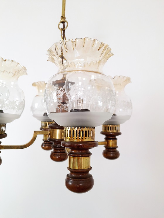 Image 1 of Lustre Vintage en bois et laiton avec quatre bras, abat-jour décoratifs en verre, élégante suspension pour le salon