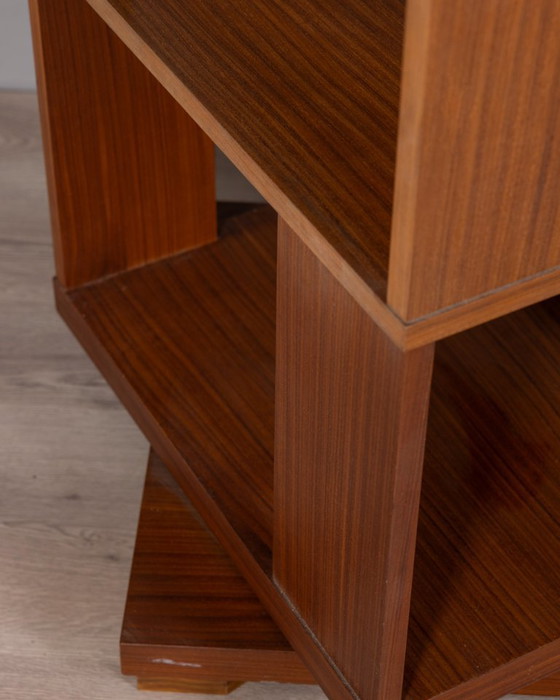 Image 1 of GROTE VINTAGE ITALIAANSE ONTWERP HOUTEN CENTRALE DRAAIBARE BOEKENKAST UIT DE JAREN 60