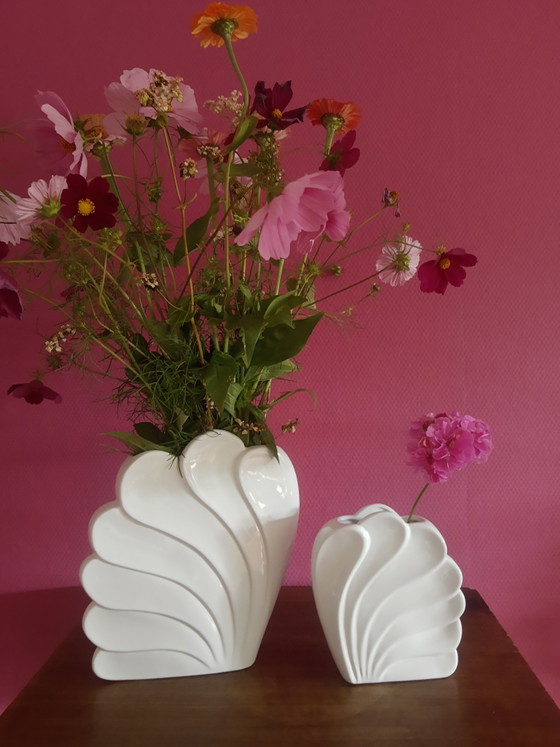 Conjunto Único de Jarrones Decorativos de Porcelana Blanca con Forma de Concha Mid-Century, Set Revival Art (photo 12 of 15)