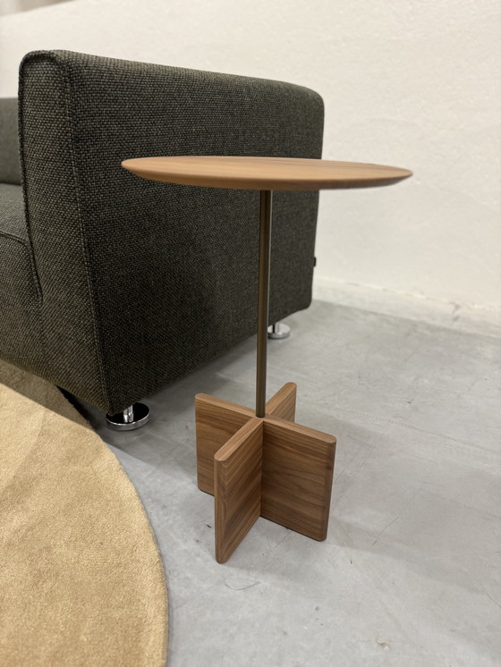 Image 1 of 2 mesas auxiliares Beek Cross de madera de nogal D35