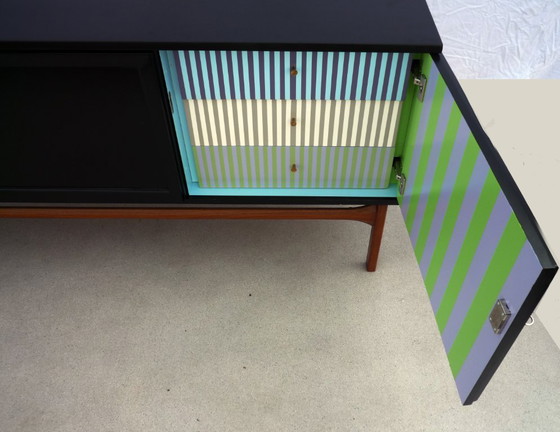 Image 1 of Aparador negro con 3 puertas y 3 cajones.