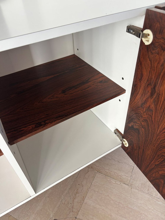 Credenza in formica bianca e legno scuro, Italia, anni '60 – Credenze con vetrina, Metallo (photo 12 of 19)