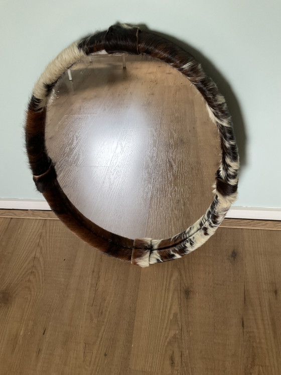 Vintage spiegel met koeienhuid – Glass, Leather (photo 3 of 9)