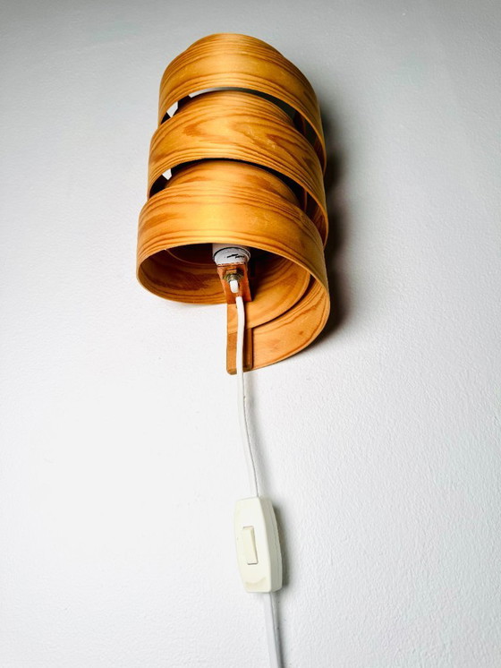 Image 1 of Aplique de pared en forma de espiral con chapa de pino, de diseñador desconocido, Suecia, década de 1970