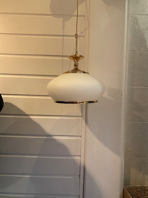 Wit met gouden hanglamp