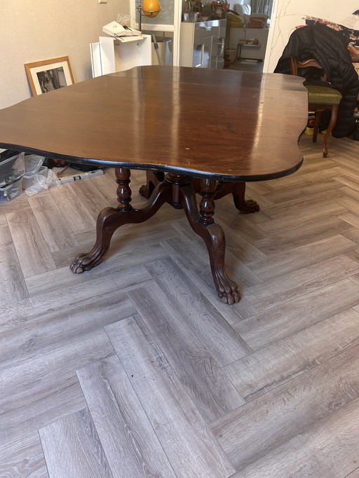 Mesa de comedor extensible antigua, madera maciza, patas de garra, pieza con carácter.