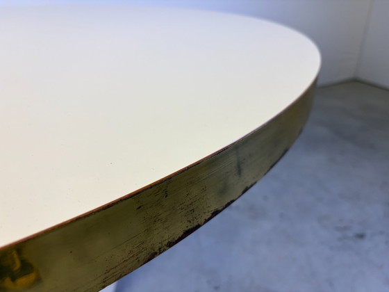 Lacquered wood and brass round dining table, 1970s, Eettafels, Hout, Messing, Crème, Modern (foto 5 van 10)