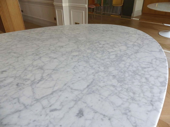 Image 1 of Table " Saarinen Dining Table - Oval " en marbre Statuarietto satiné by KNOLL design Eero Saarinen - 244 cm
