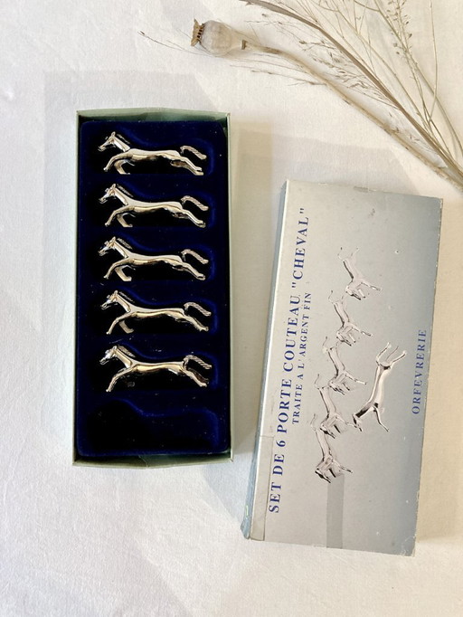 Cinco reposacuchillos de metal plateado con forma de caballo. Años 60.