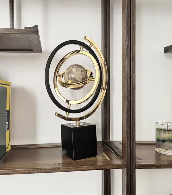 Neue moderne abstrakte Skulptur aus Eisen mit Globus-Optik in Schwarz und Gold, Kunstdekor mit rechteckigem (photo 5 of 9)