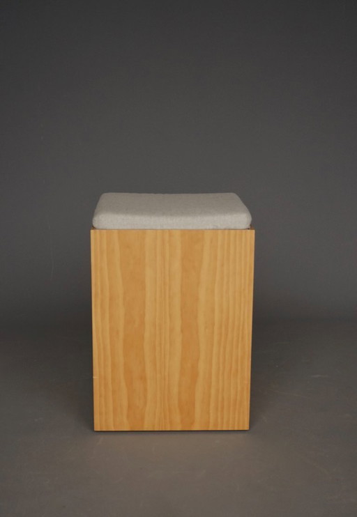 Zwei minimalistische Sperrholzhocker mit grauen Kissen. 1990er Jahre.