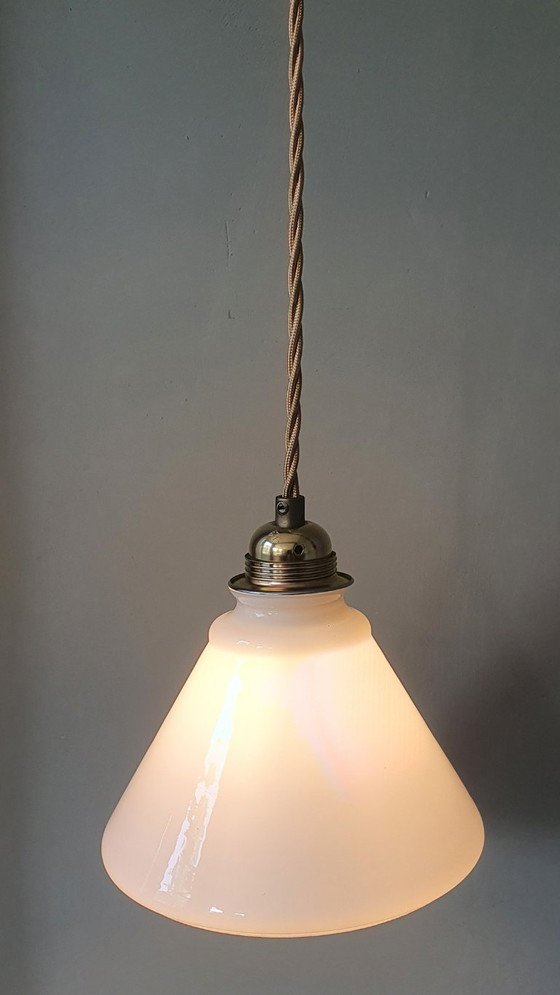 Image 1 of Lampada a sospensione vintage in vetro opalino bianco a forma di imbuto decorativo