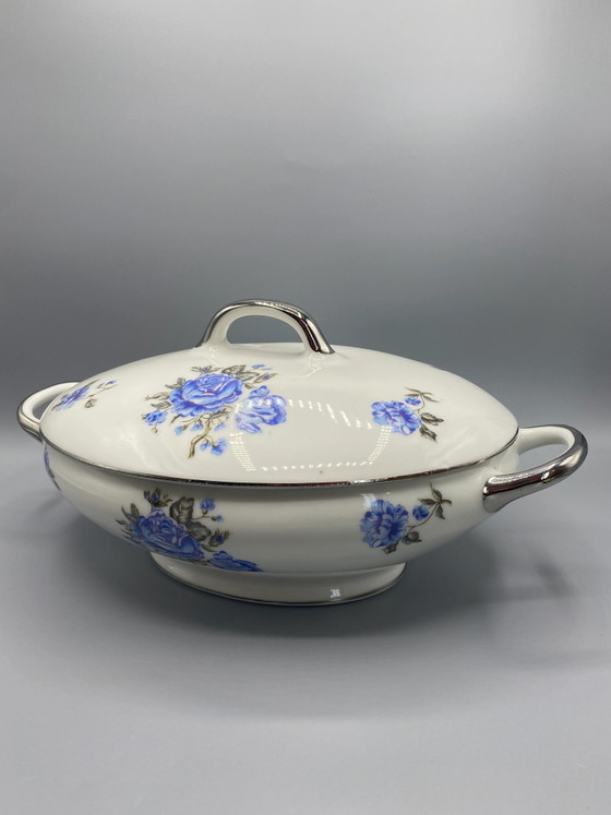 Grote afgedekte porseleinen groenteschaal met blauwe rozen. – Decoratieve objecten, Porcelain, Silver (photo 3 of 10)