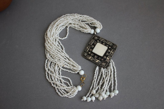 Image 1 of Collier en perles de rocaille blanches, multi-rangs avec un grand pendentif, style ethnique, fait main
