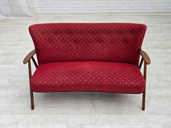 Image 1 of Divano danese a 2 posti, anni '60, rivestimento in tessuto rosso, gambe e braccioli in legno di faggio.