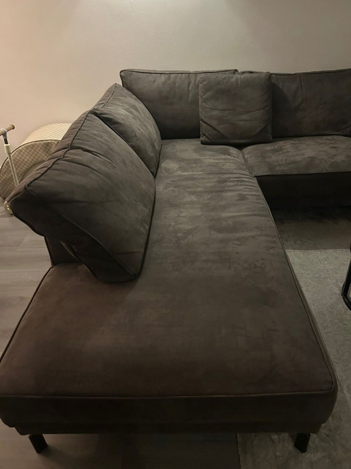 Ampio divano angolare con chaise longue