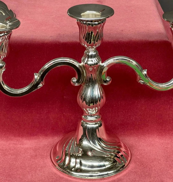Coppia di candelabri. Metallo argentato. – Portacandele (photo 3 of 6)