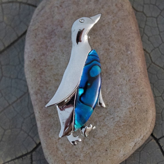 Image 1 of Broche pingouin vintage : nacre d'ormeau bleue et métal argenté