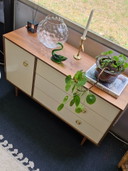 Mobile vintage crema / teak / maniglie in ottone anni '70