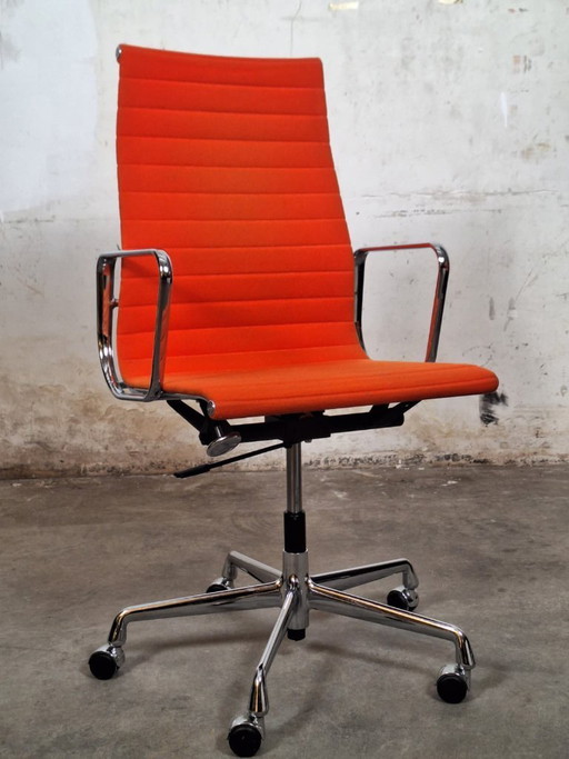 Vitra EA 119 fleischfarbenes Orange auf Rollen
