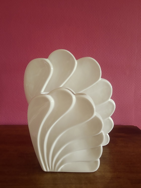 Conjunto Único de Jarrones Decorativos de Porcelana Blanca con Forma de Concha Mid-Century, Set Revival Art (photo 11 of 15)
