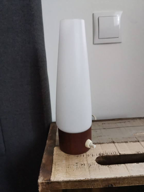 Image 1 of Tafellamp van opaalglas met Deens design uit het midden van de 20e eeuw, jaren 70.