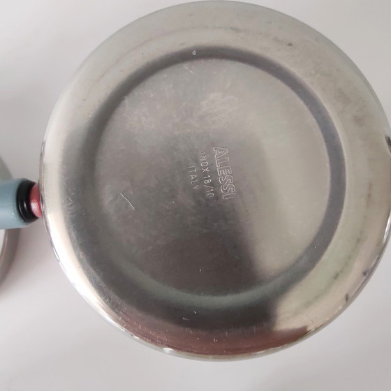 Image 1 of Zuccheriera, lattiera e due tazzine da caffè espresso di Alessi, progettate da Michael Graves