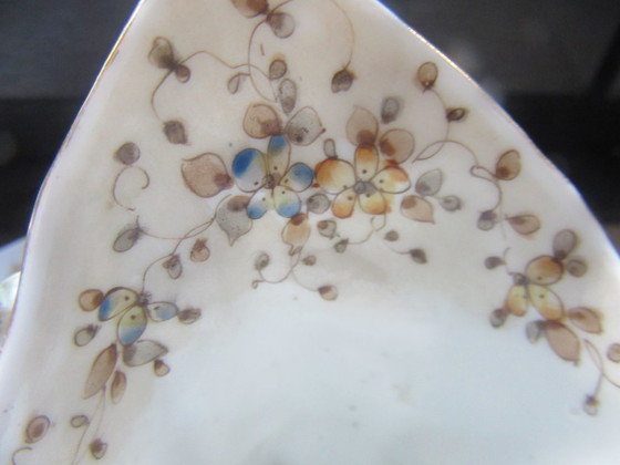 Image 1 of Jarrón antiguo con forma de concha, decorado con un elfo/bufón/niño y un pájaro - Volkstedt