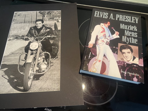 Boek + foto van Elvis Presley