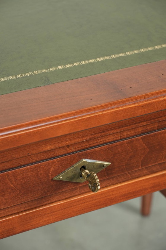 Sierlijk bureau in Engelse stijl met een groen leren blad met prachtige goudkleurige details en vijf lades (photo 8 of 14)