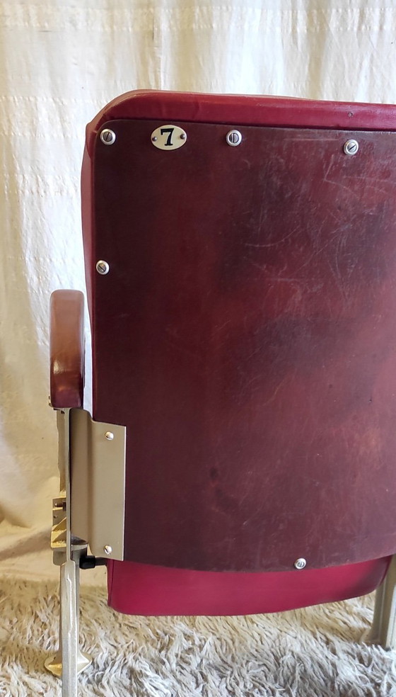 Image 1 of Pareja de butacas de teatro en símil piel roja y aluminio fundido dorado - Años 50/60