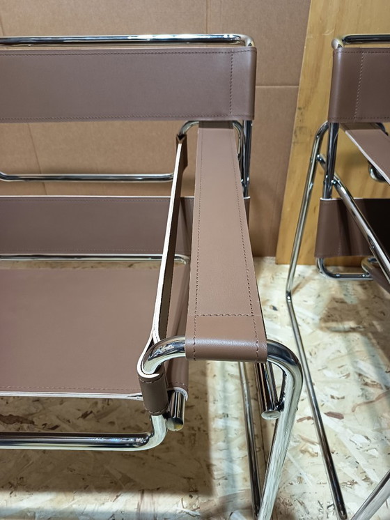 Image 1 of Poltrone Knoll Wassily B3 2 nuove/usate in pelle color noce di Marcel Breuer € 4.400